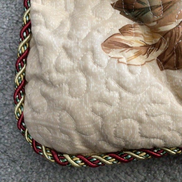 Chris Madden - Full Size Double Sided Floral Print Comforter & Pillow Sham - Picture 3 of 8